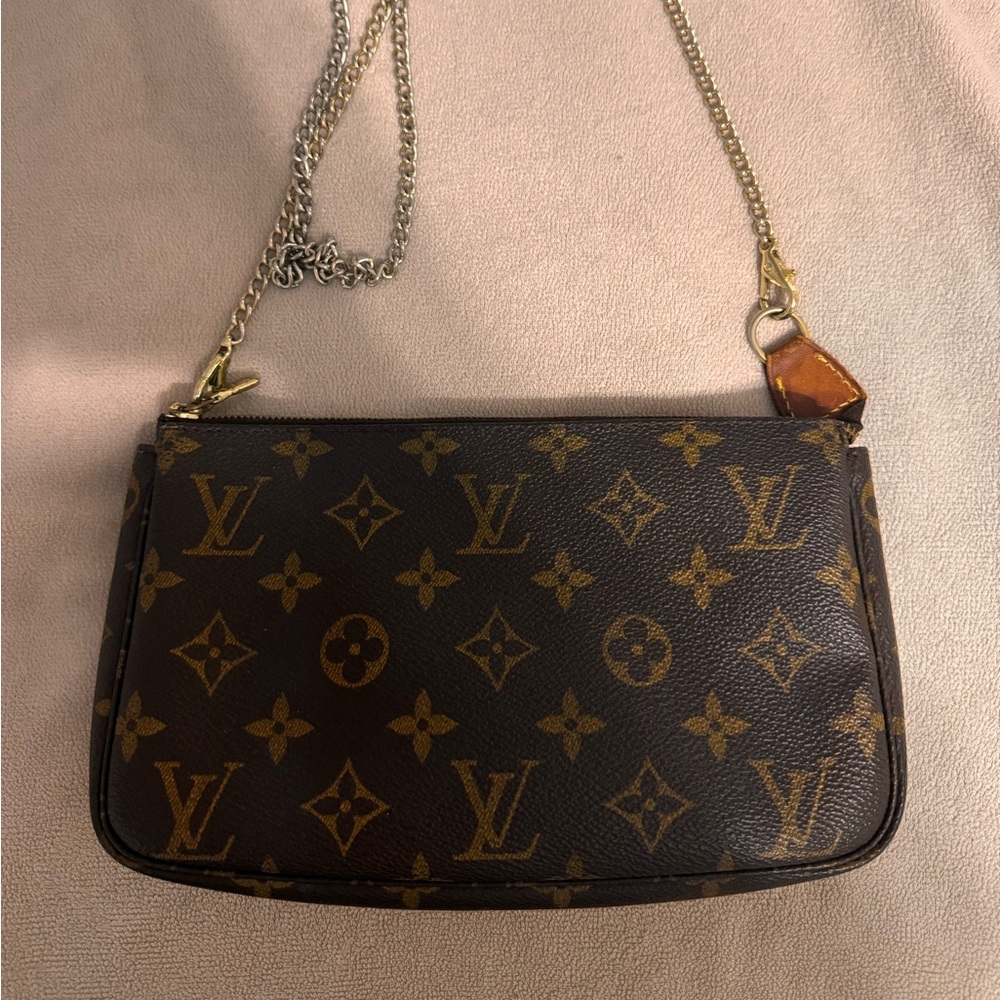 Louis Vuitton Accessories Pochette- attached the chain